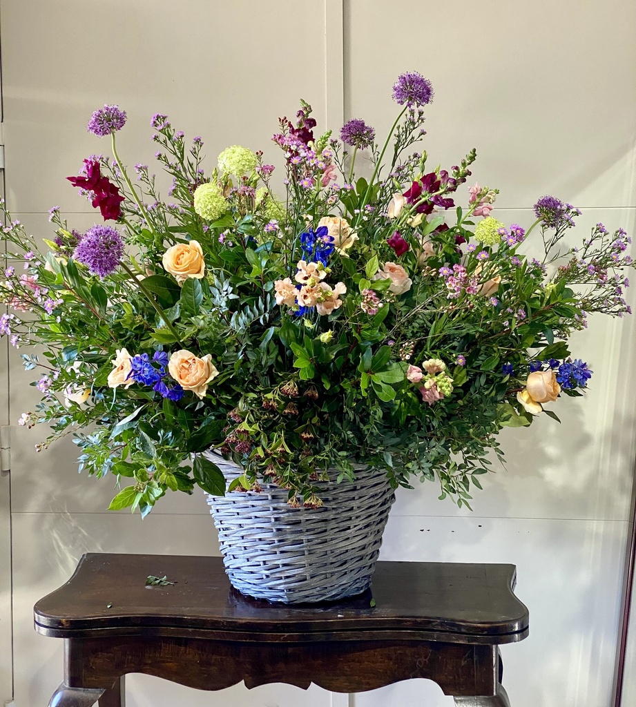 Cesta Gris con Flor de Temporada