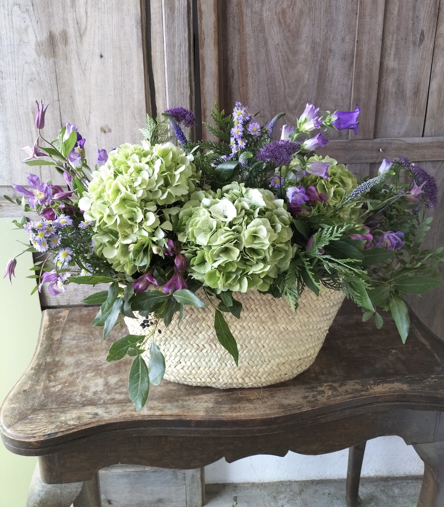Capazo con Flores Moradas