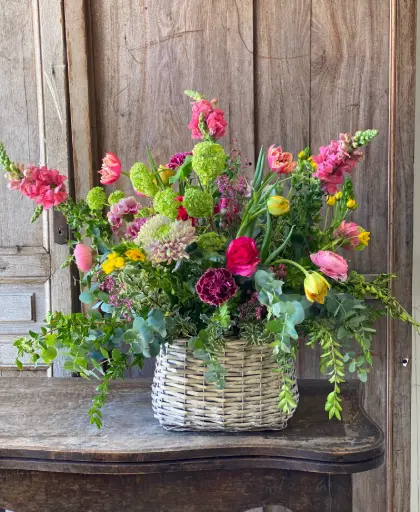 Cesta Cuadrada con Flores de Temporada